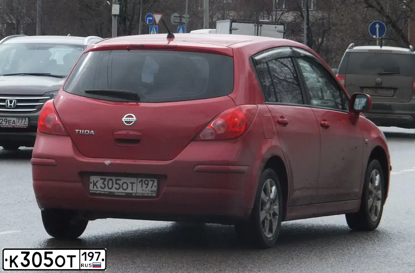 Фото автомобиля NISSAN TIIDA, 2011 — госномер К305ОТ197. Цвет: КРАСНЫЙ