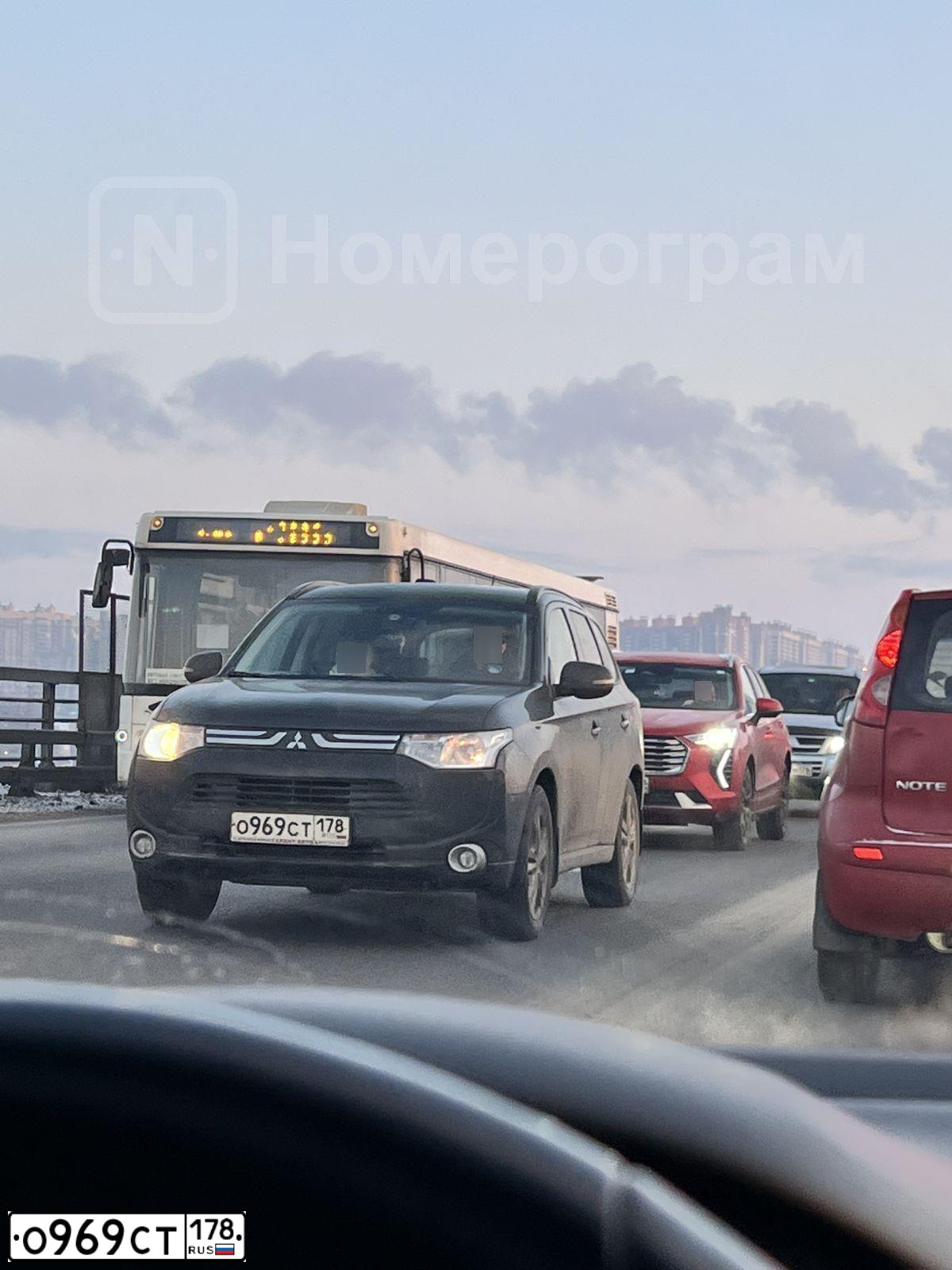 Фото автомобиля MITSUBISHI OUTLANDER, 2013 — госномер О969СТ178. Цвет: ЧЕРНЫЙ