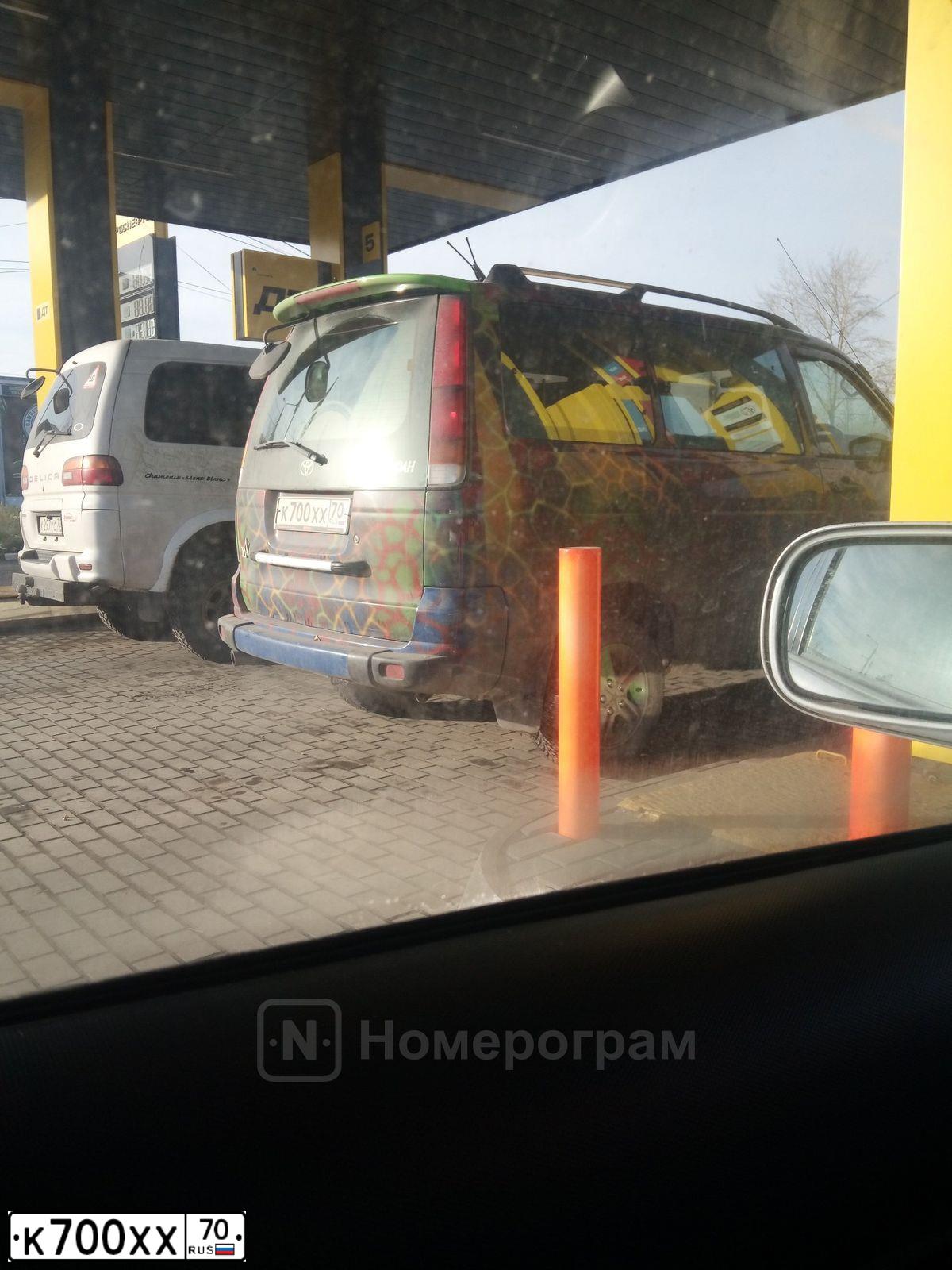Фото автомобиля TOYOTA RAV4, 2010 — госномер К445РТ70. Цвет: Красный