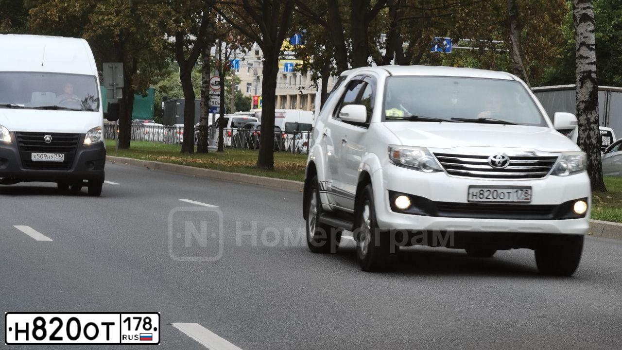 Фото автомобиля TOYOTA FORTUNER, 2011 — госномер М106ТО35. Цвет: Белый