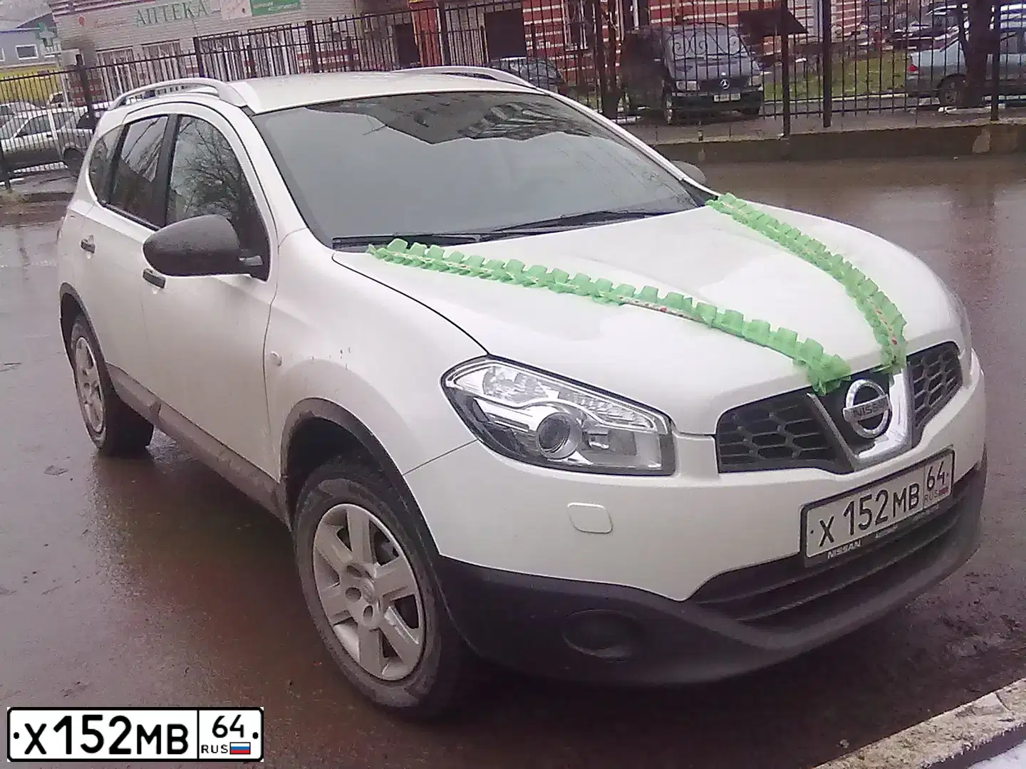 Фото автомобиля NISSAN QASHQAI, 2010 — госномер Х152МВ64. Цвет: БЕЛЫЙ