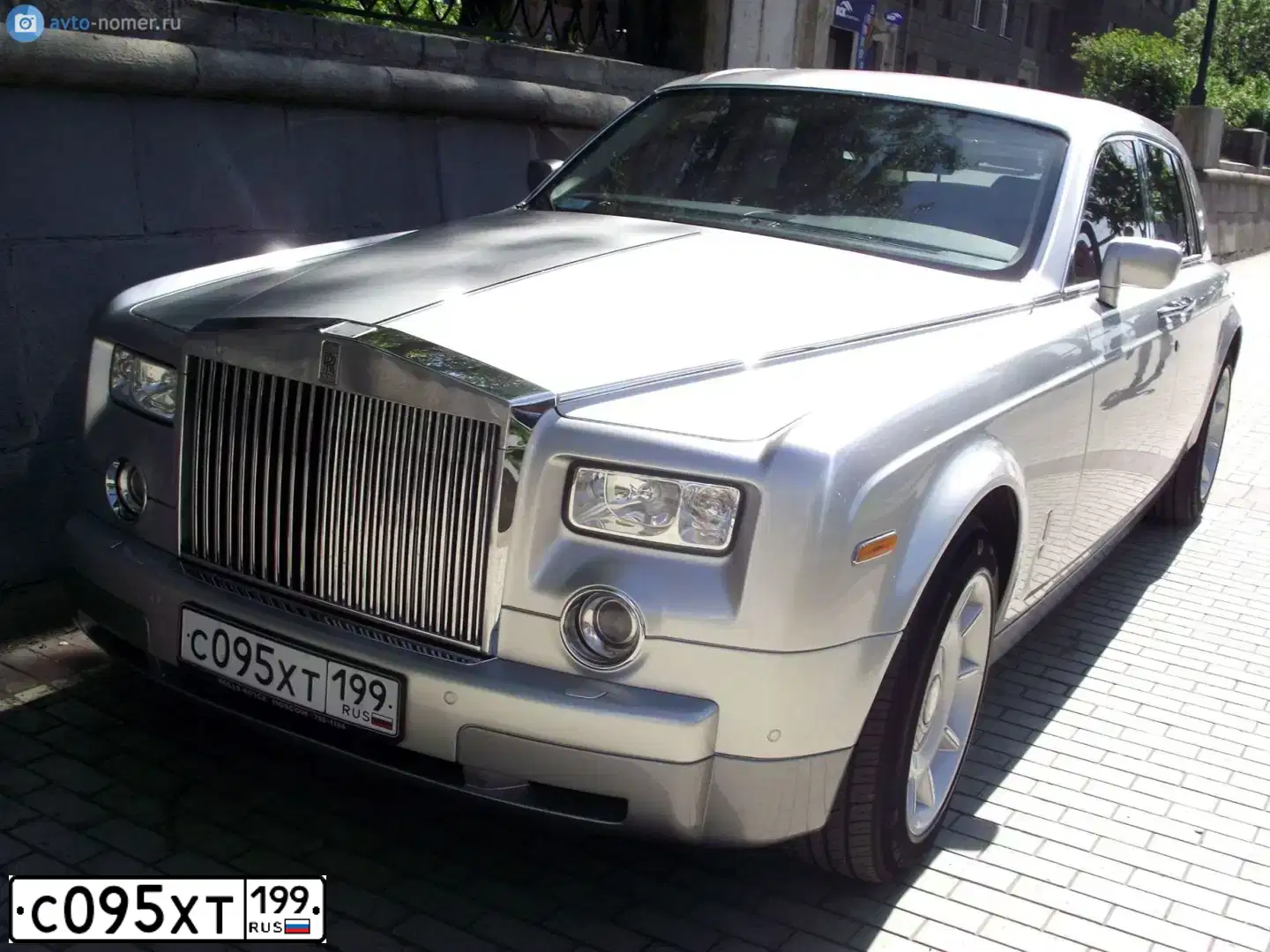 Фото автомобиля ROLLS ROYCE ROLLS-ROYCE PHANTOM, 2003 — госномер Р303СР197. Цвет: СЕРЫЙ
