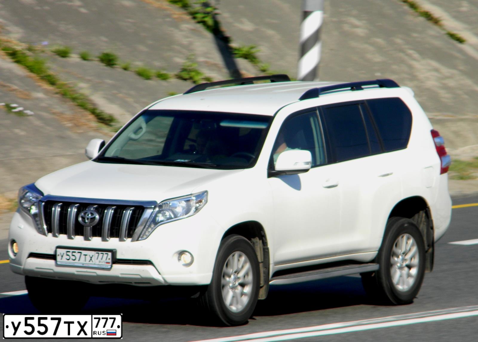 Фото автомобиля TOYOTA LANDCRUISER, 2016 — госномер У557ТХ777. Цвет: БЕЛЫЙ