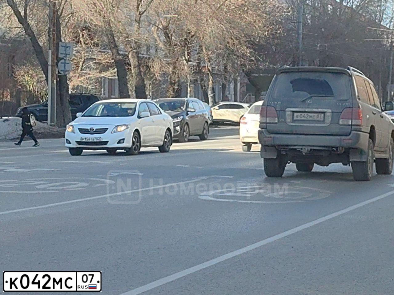 Фото автомобиля LEXUS LX, 2005 — госномер К042МС07. Цвет: ЧЕРНЫЙ