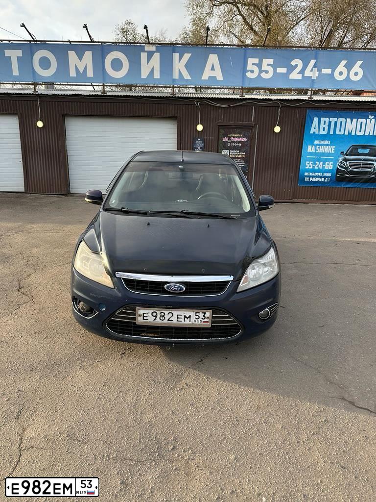 Фото автомобиля FORD FOCUS, 2010 — госномер Е982ЕМ53. Цвет: ТЕМНО-СИНИЙ