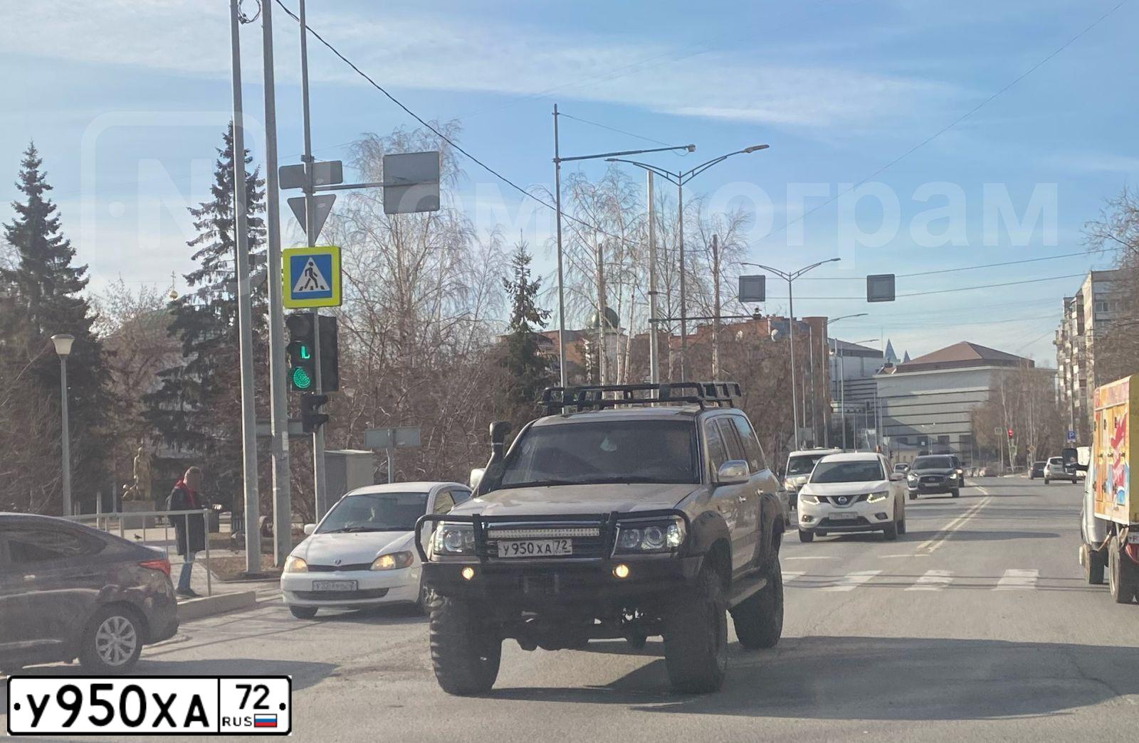 Фото автомобиля TOYOTA LANDCRUISER, 2004 — госномер У950ХА72. Цвет: Серебристый