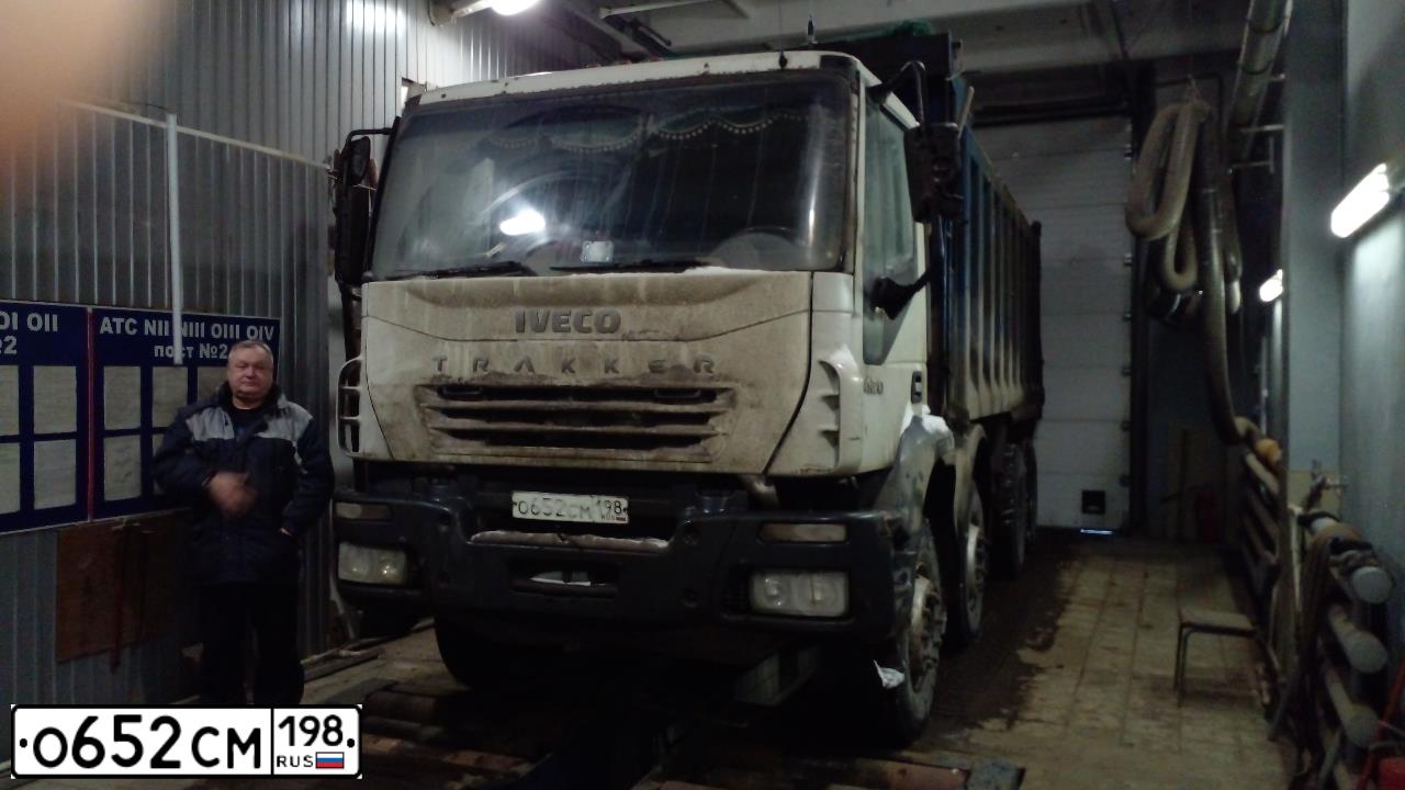 Фото автомобиля IVECO EUROTRAKKER/TRAKKER, 2008 — госномер О652СМ198. Цвет: Белый