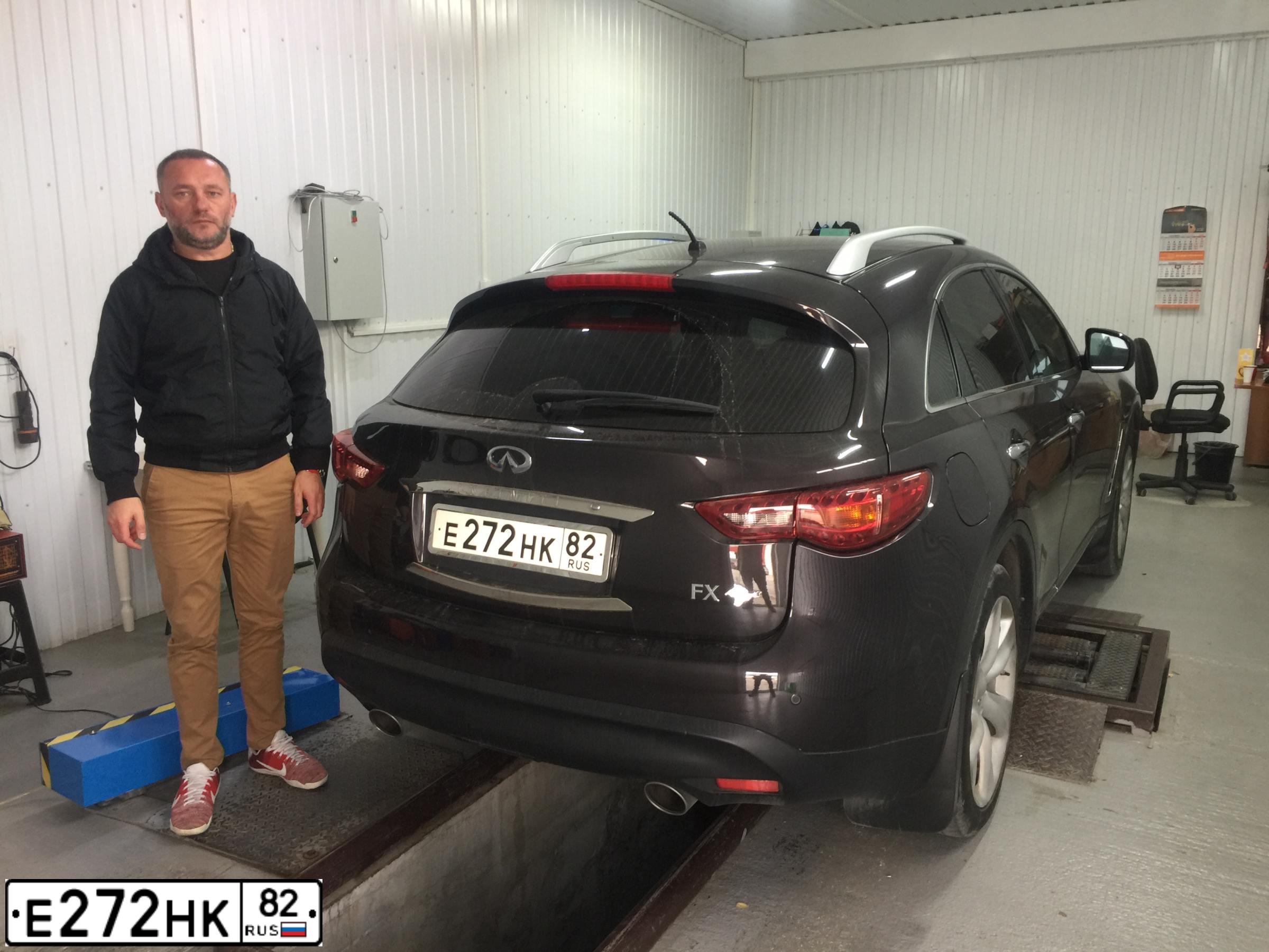 Фото автомобиля INFINITI QX70 /FX/, 2010 — госномер Е272НК82. Цвет: Коричневый