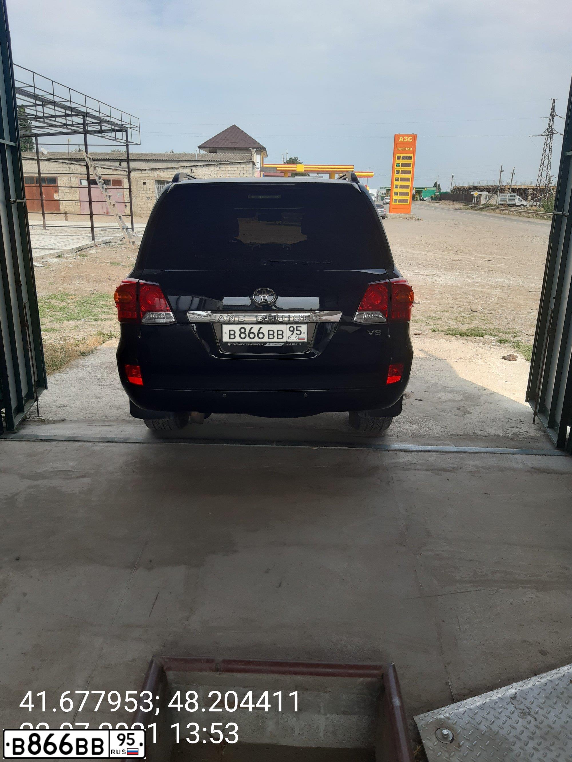 Фото автомобиля TOYOTA LANDCRUISER 200, 2012 — госномер М222СУ05. Цвет: ЧЕРНЫЙ