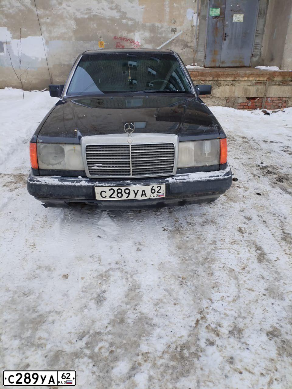 Фото автомобиля MERCEDES E-KLASSE, 1993 — госномер Р857ЕО977. Цвет: ЧЕРНЫЙ