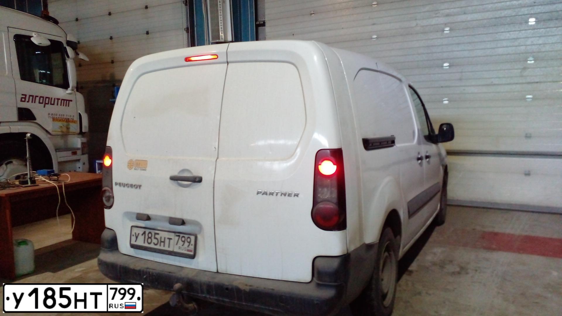 Фото автомобиля PEUGEOT PARTNER, 2014 — госномер Р484КН777. Цвет: Белый