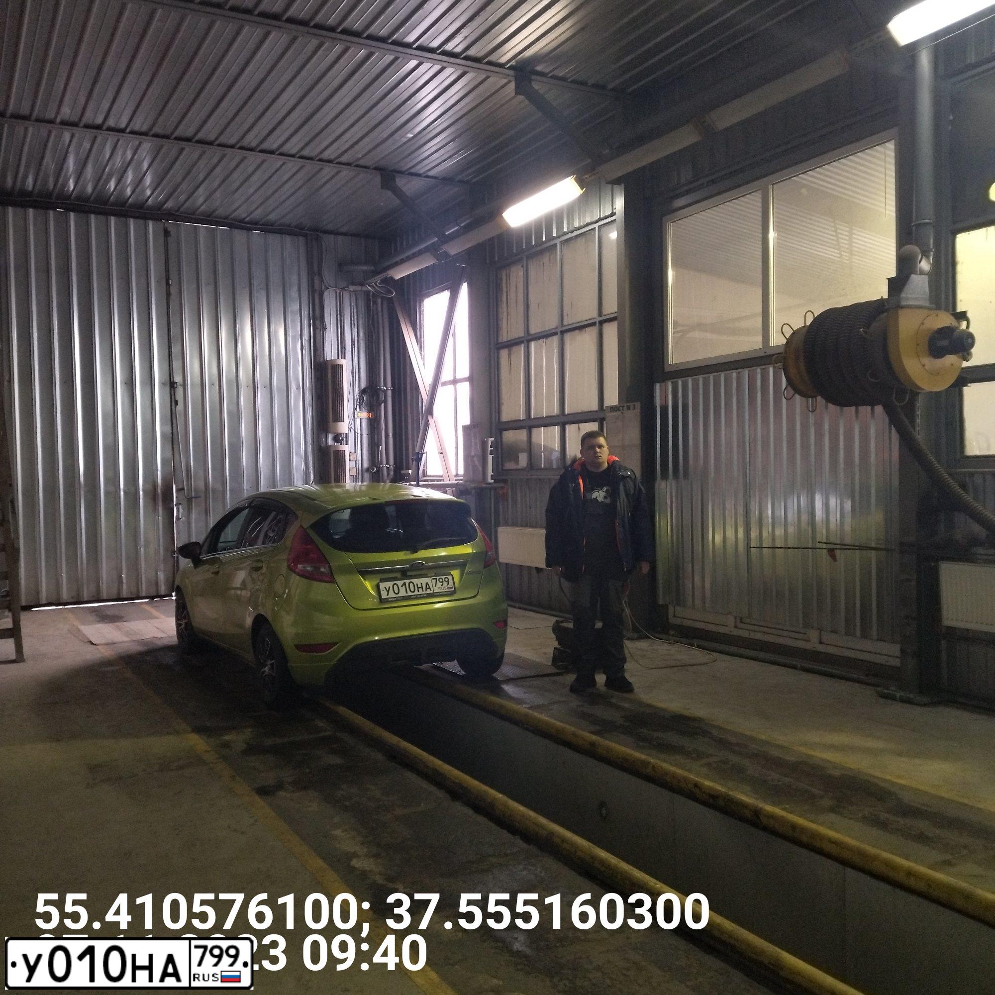 Фото автомобиля FORD FIESTA / ASPIRE, 2011 — госномер У010НА799. Цвет: САЛАТОВЫЙ