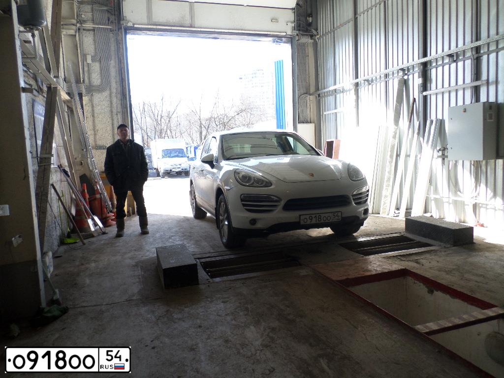 Фото автомобиля PORSCHE CAYENNE, 2014 — госномер О244АУ977. Цвет: Белый