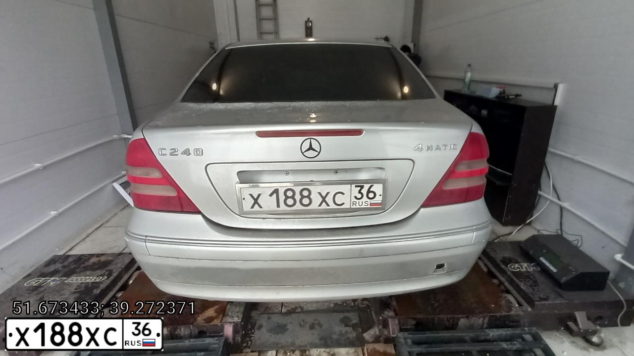 Фото автомобиля MERCEDES C-KLASSE, 2003 — госномер Р302ТН177. Цвет: СЕРЫЙ