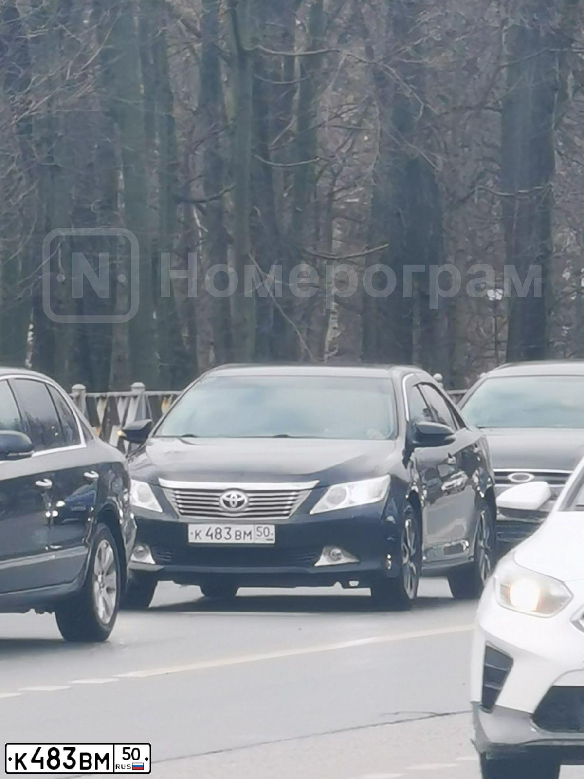Фото автомобиля TOYOTA CAMRY, 2013 — госномер К483ВМ50. Цвет: ЧЕРНЫЙ
