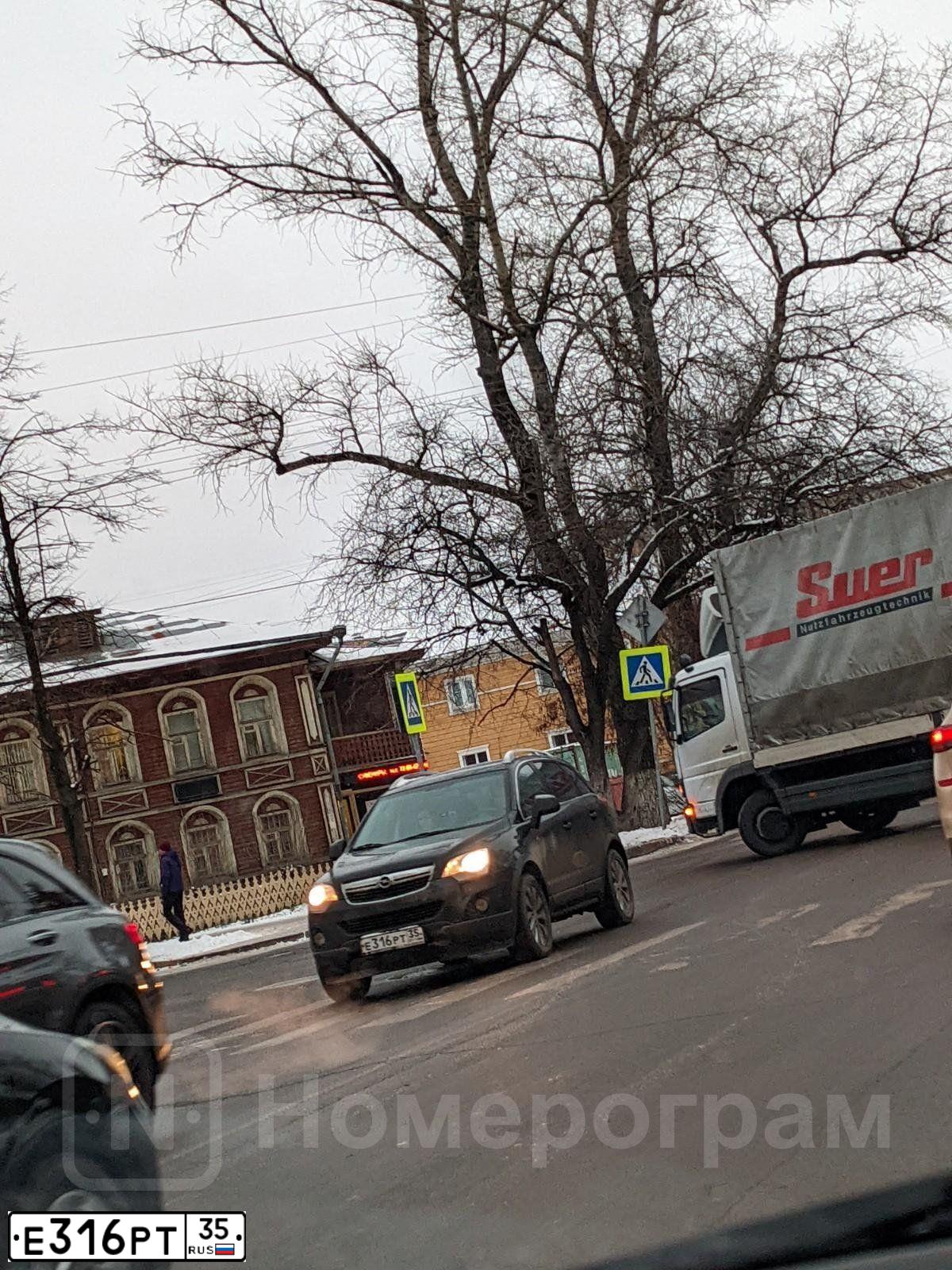 Фото автомобиля OPEL ANTARA, 2015 — госномер Е316РТ35. Цвет: ЧЕРНЫЙ МЕТЕЛЛИК