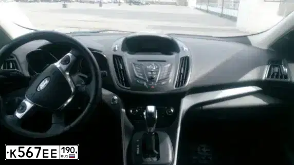 Фото автомобиля FORD KUGA, 2013 — госномер К567ЕЕ190. Цвет: Белый