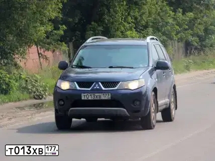 Фото автомобиля MITSUBISHI OUTLANDER, 2007 — госномер Т013ХВ177. Цвет: синий
