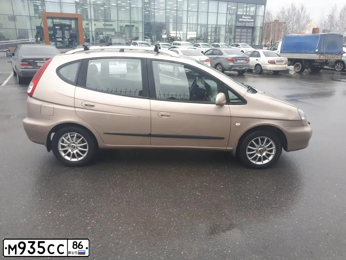 Фото автомобиля CHEVROLET REZZO, 2008 — госномер М935СС86. Цвет: БЕЖЕВЫЙ