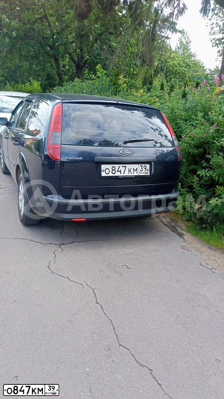 Фото автомобиля FORD FOCUS, 2005 — госномер О847КМ39. Цвет: синий