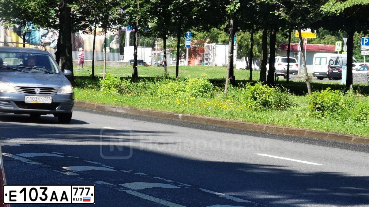 Фото автомобиля RENAULT LOGAN, 2013 — госномер Е103АА777. Цвет: СИНИЙ