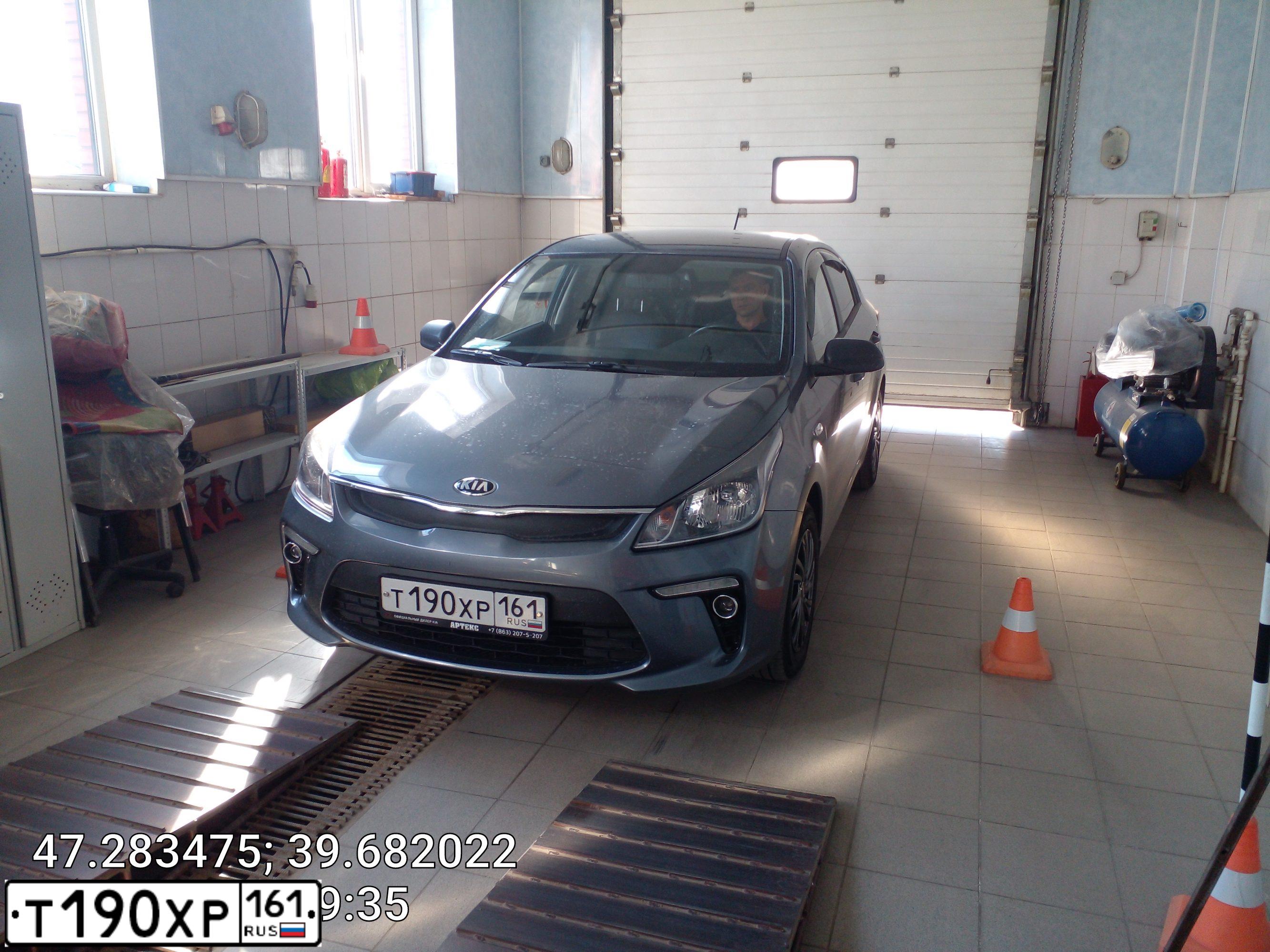 Фото автомобиля KIA RIO, 2017 — госномер Т190ХР161. Цвет: Серый