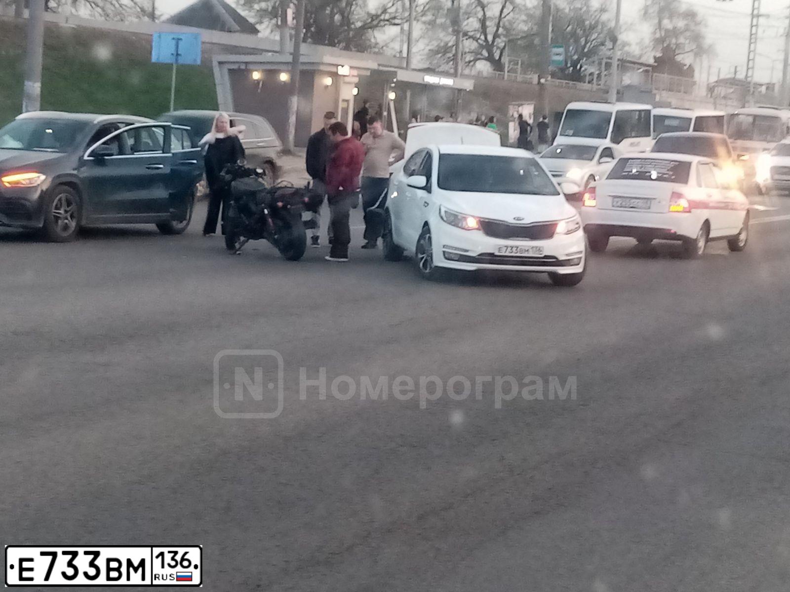 Фото автомобиля KIA RIO, 2015 — госномер Е733ВМ136. Цвет: БЕЛЫЙ