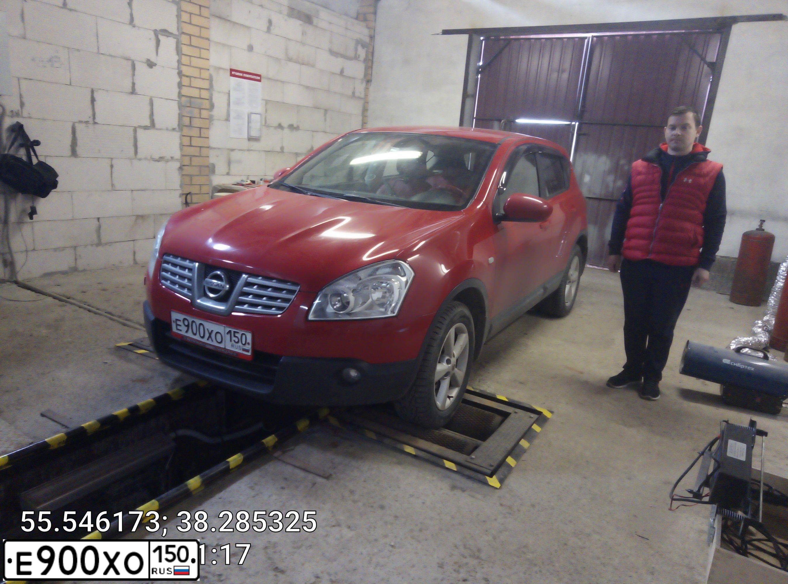 Фото автомобиля NISSAN QASHQAI, 2009 — госномер Е900ХО150. Цвет: Красный