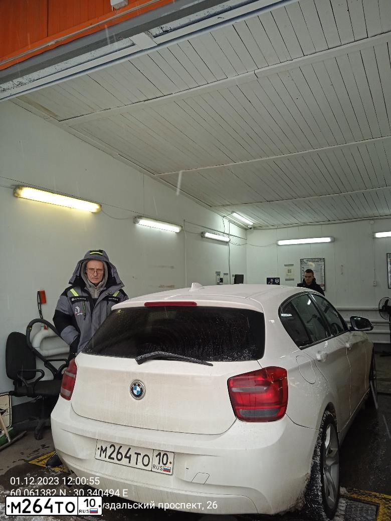 Фото автомобиля BMW SERIE 1, 2012 — госномер У533РС178. Цвет: БЕЛЫЙ