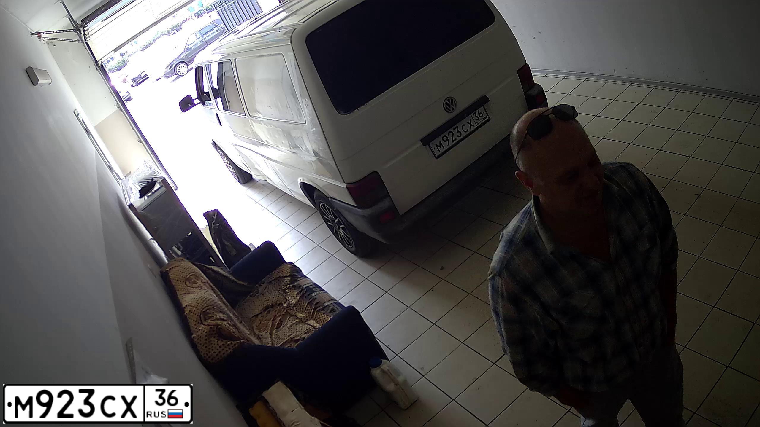 Фото автомобиля VOLKSWAGEN TRANSPORTER, 1998 — госномер М923СХ36. Цвет: БЕЛЫЙ