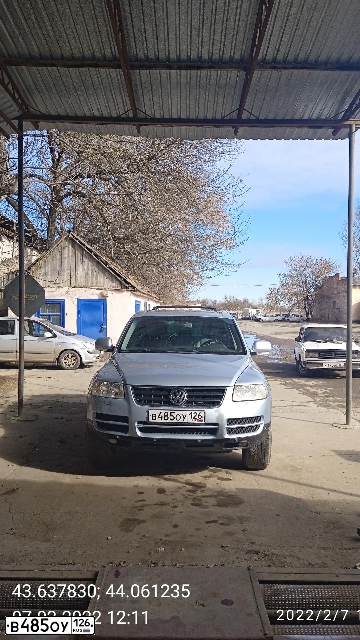 Фото автомобиля VOLKSWAGEN TOUAREG, 2004 — госномер О848КТ126. Цвет: синий