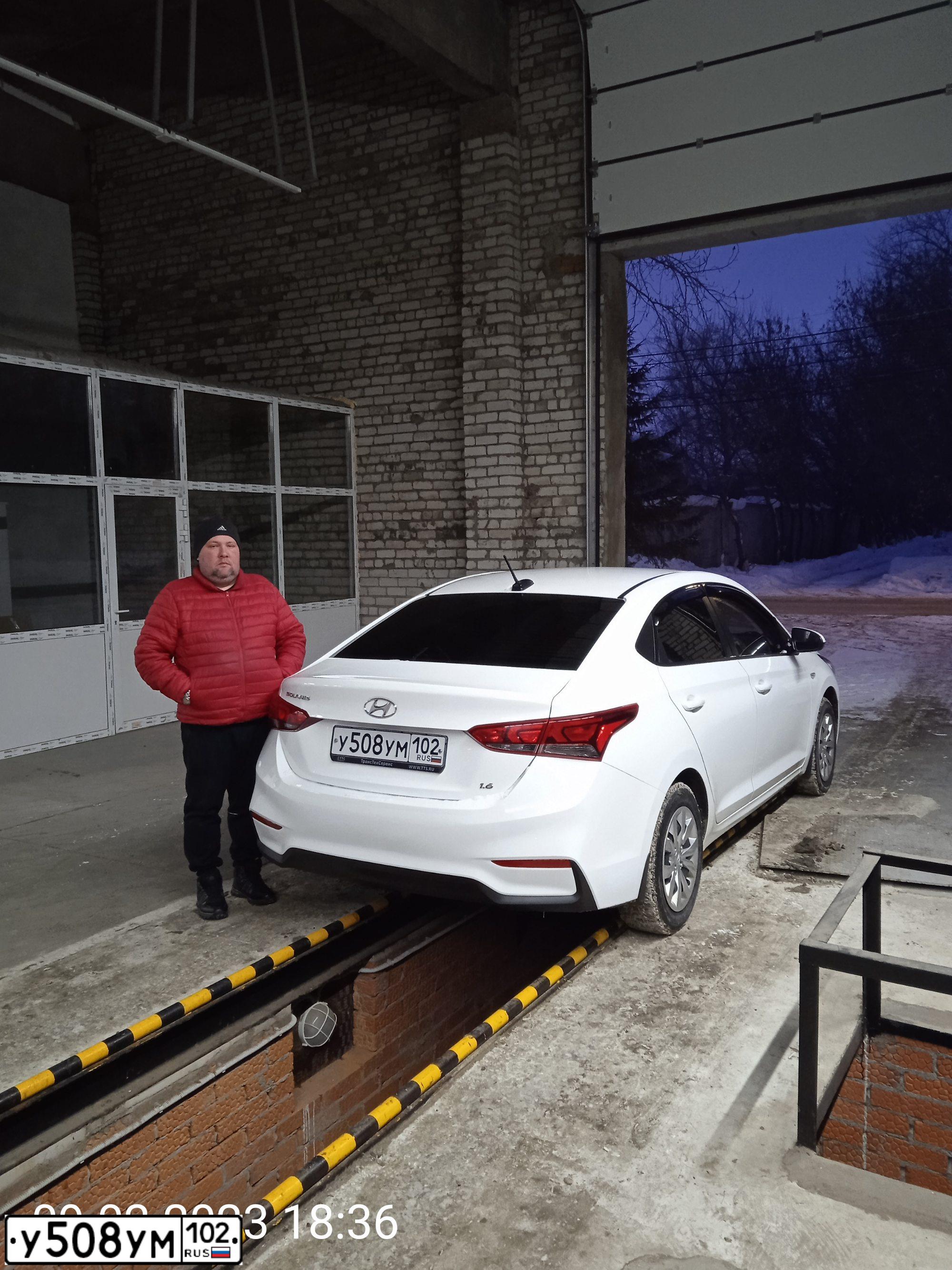 Фото автомобиля HYUNDAI SOLARIS, 2018 — госномер Н082ОР702. Цвет: Белый
