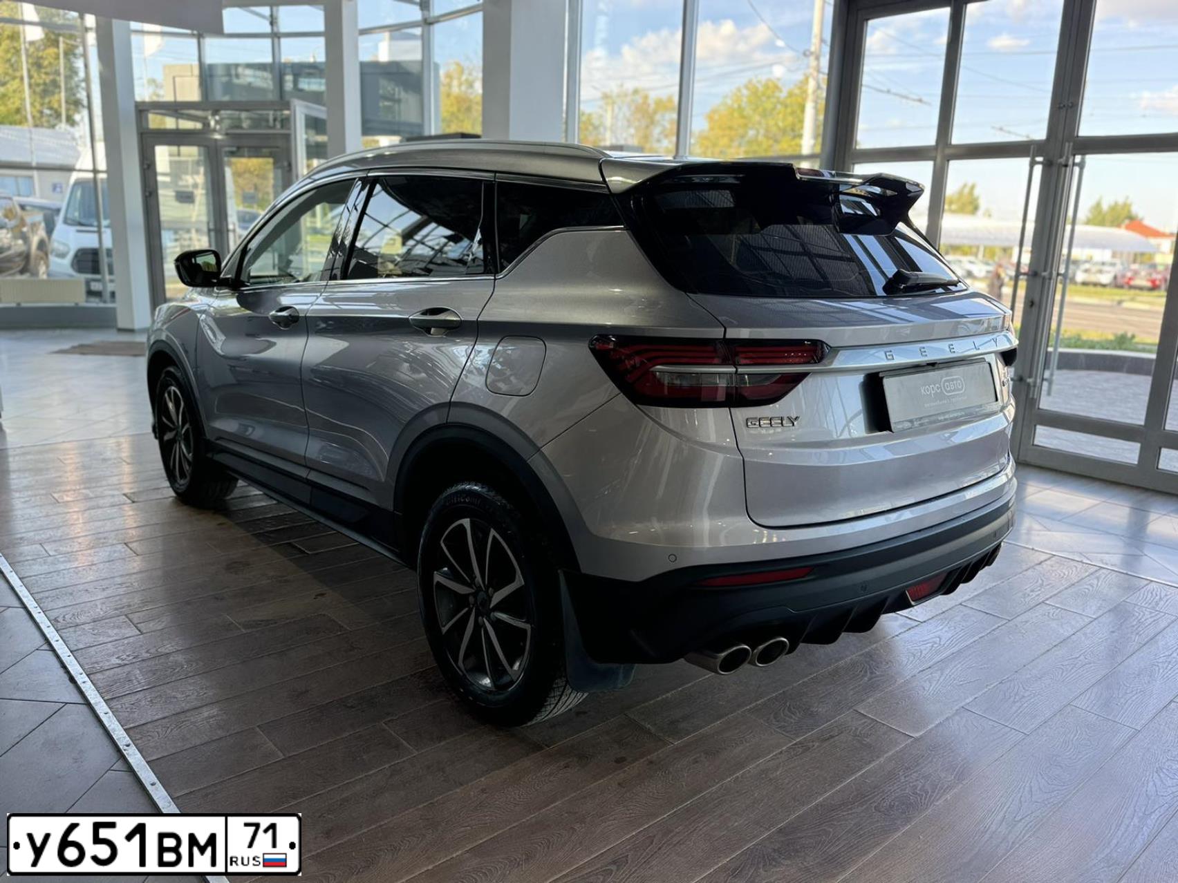 Фото автомобиля GEELY COOLRAY, 2020 — госномер У651ВМ71. Цвет: СЕРЕБРИСТЫЙ