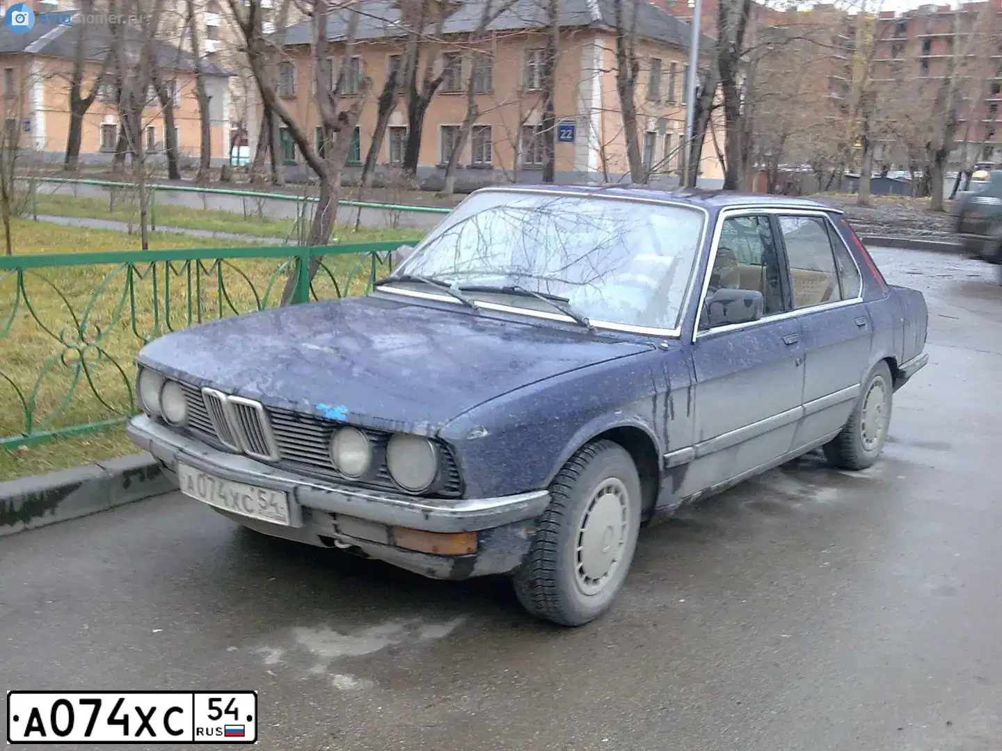 Фото автомобиля BMW SERIE 5, 1986 — госномер А074ХС54. Цвет: ТЕМНО СИНИЙ