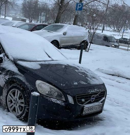 Фото автомобиля TOYOTA CAMRY, 2014 — госномер Е010РО154. Цвет: ЧЕРНЫЙ МЕТАЛЛИК