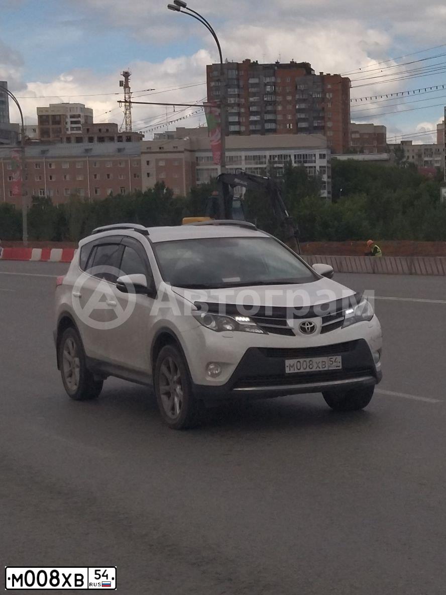 Фото автомобиля TOYOTA RAV4, 2015 — госномер М008ХВ54. Цвет: Белый