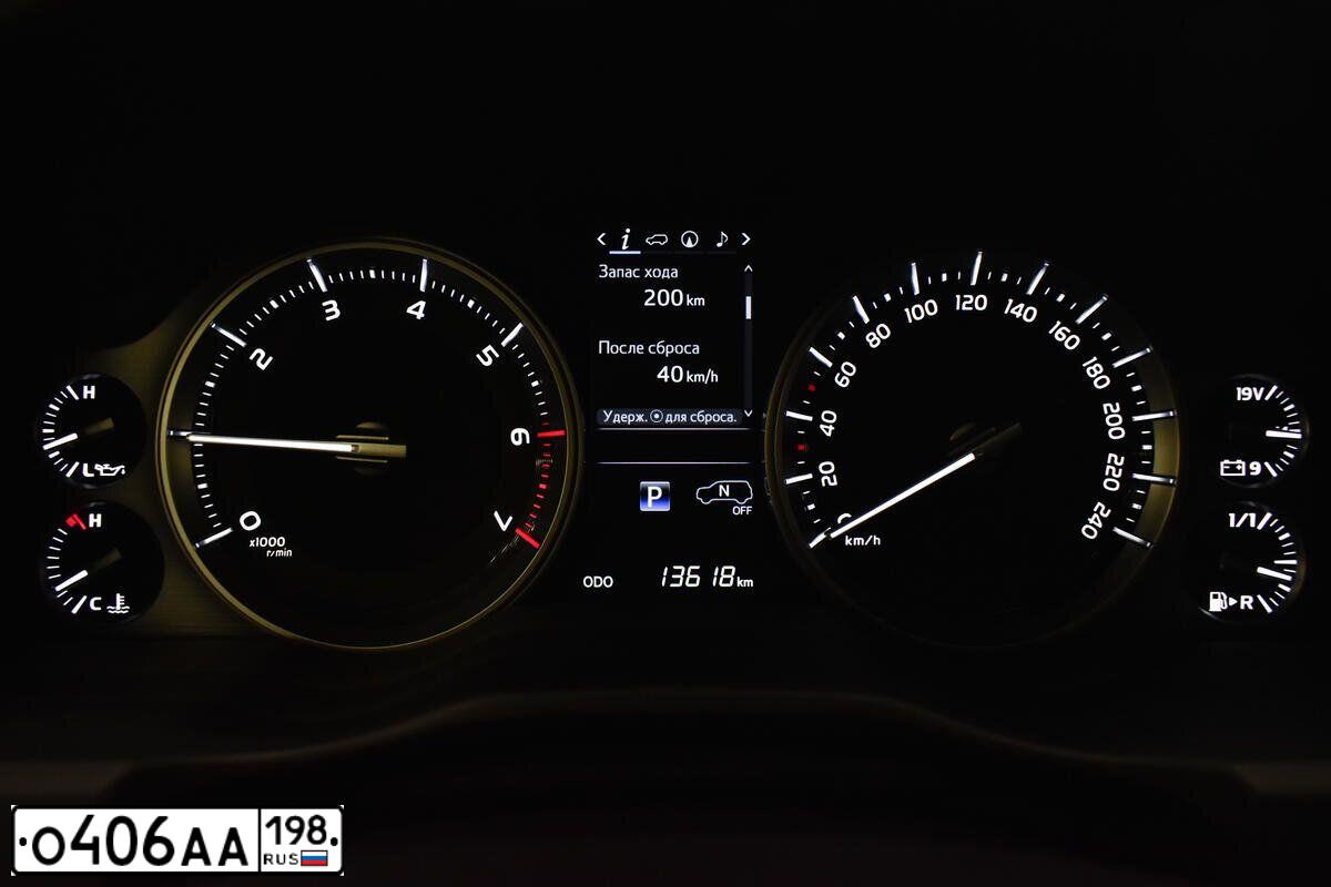 Фото автомобиля TOYOTA LANDCRUISER 200, 2020 — госномер О406АА198. Цвет: ЧЕРНЫЙ
