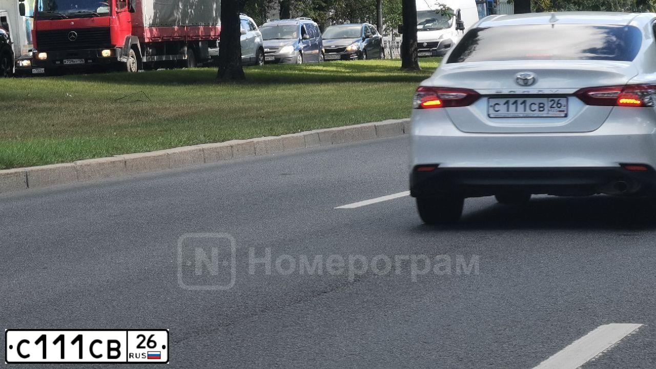 Фото автомобиля TOYOTA CAMRY, 2012 — госномер С111СВ26. Цвет: БЕЛЫЙ