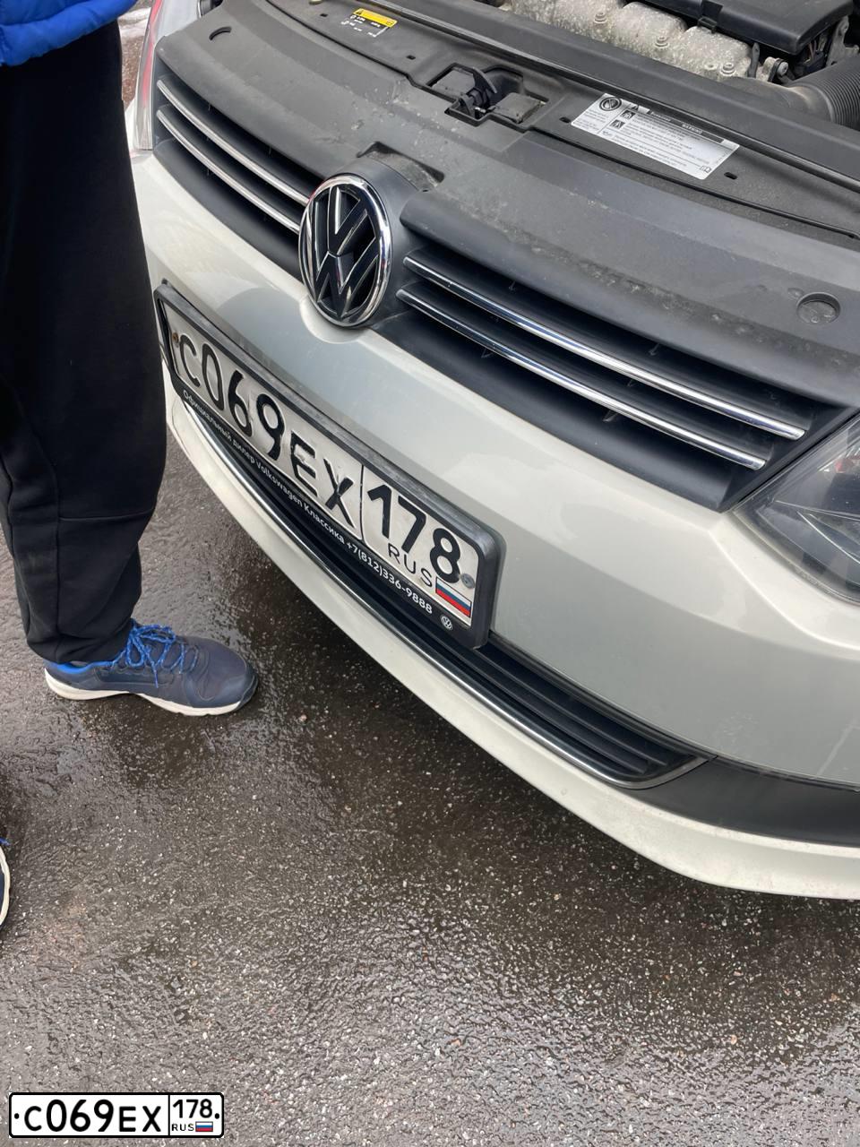 Фото автомобиля VOLKSWAGEN POLO, 2014 — госномер С069ЕХ178. Цвет: СЕРЕБРИСТО-ЖЕЛТЫЙ