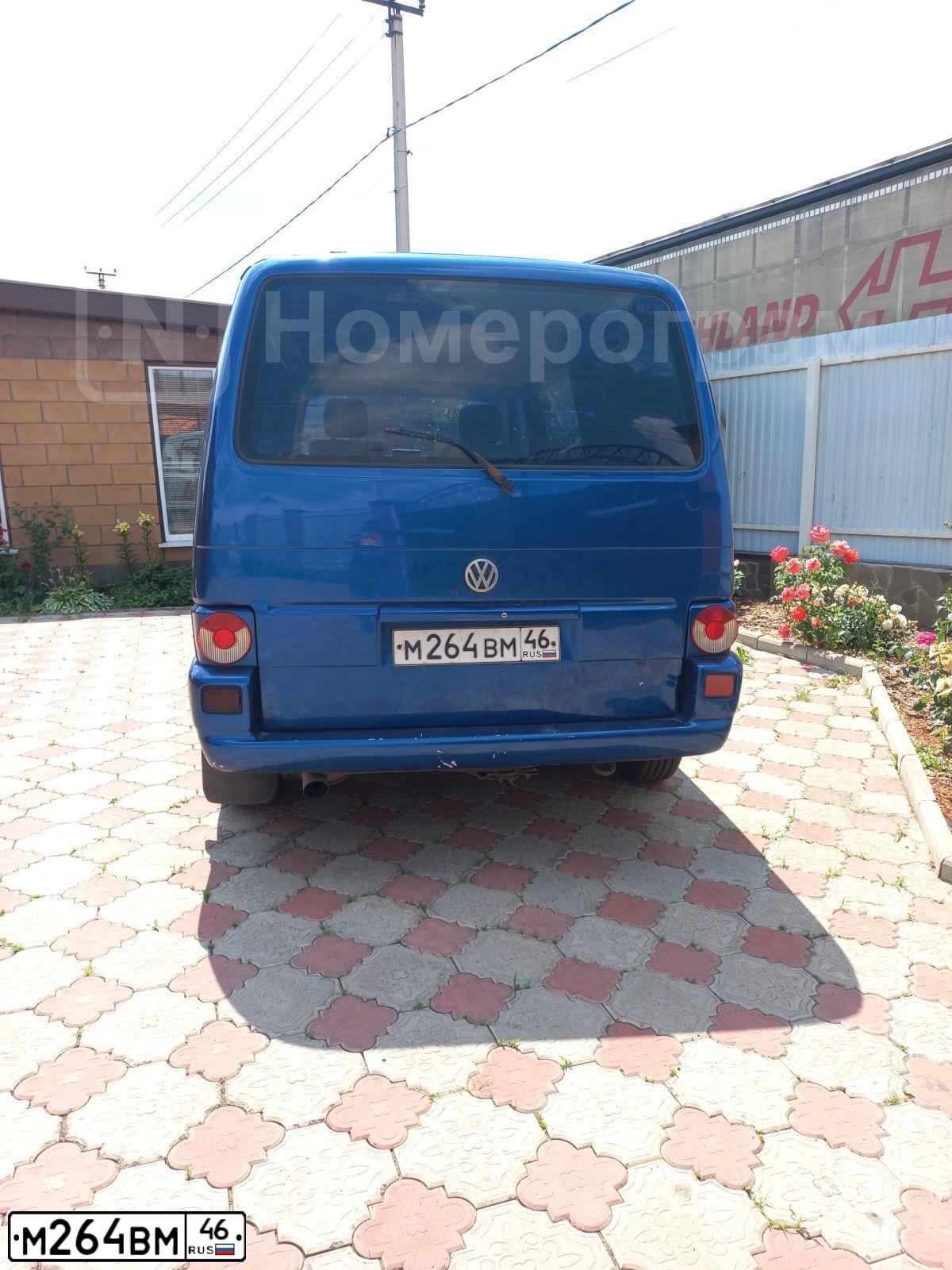 Фото автомобиля VOLKSWAGEN (WV2) CARAVELLE, 1998 — госномер У898РХ43. Цвет: синий