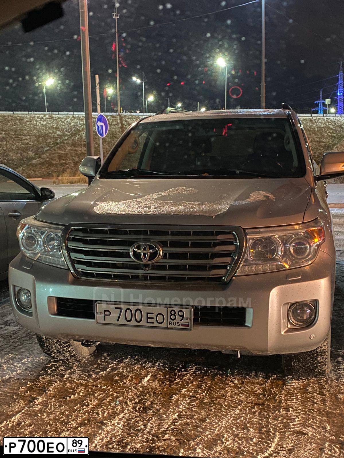 Фото автомобиля TOYOTA LANDCRUISER 200, 2013 — госномер Р700ЕО89. Цвет: СЕРЕБРИСТЫЙ