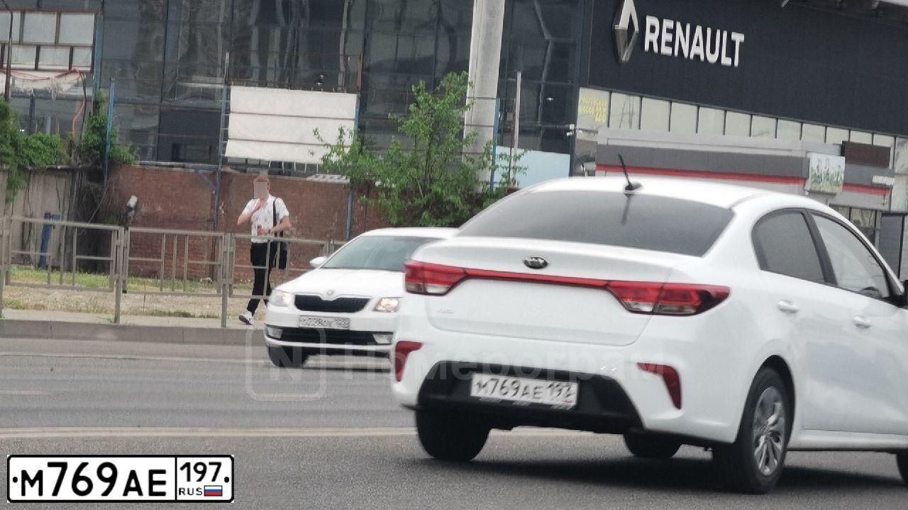 Фото автомобиля HYUNDAI MATRIX, 2009 — госномер М769АЕ197. Цвет: КРАСНЫЙ ТЕМНЫЙ