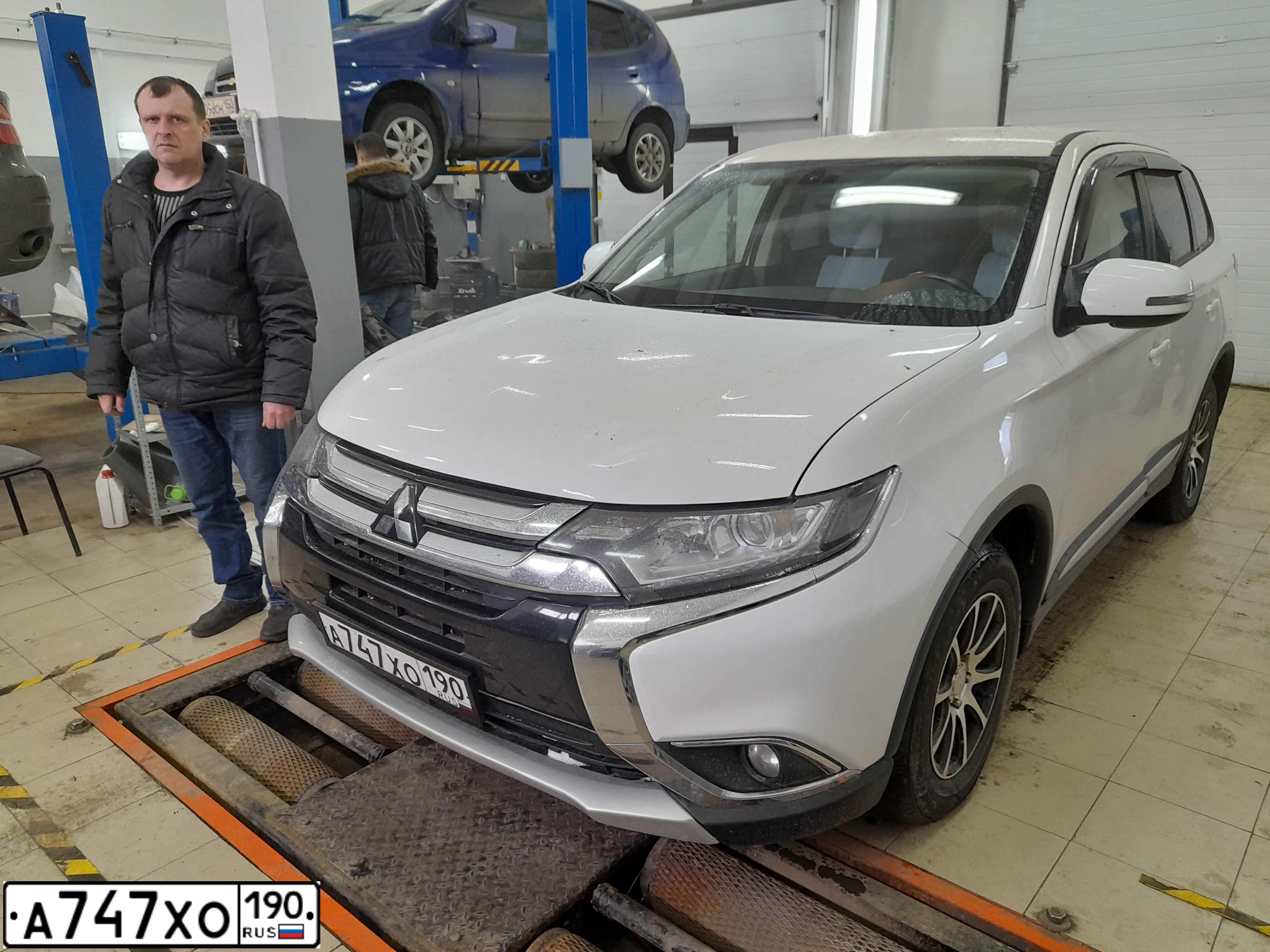 Фото автомобиля OPEL CORSA, 2011 — госномер М474ХМ799. Цвет: Белый черный 