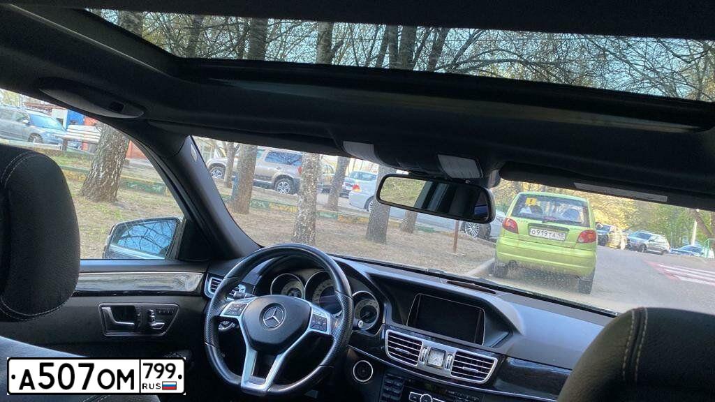 Фото автомобиля MERCEDES E-KLASSE, 2014 — госномер Р192СО799. Цвет: ЧЕРНЫЙ
