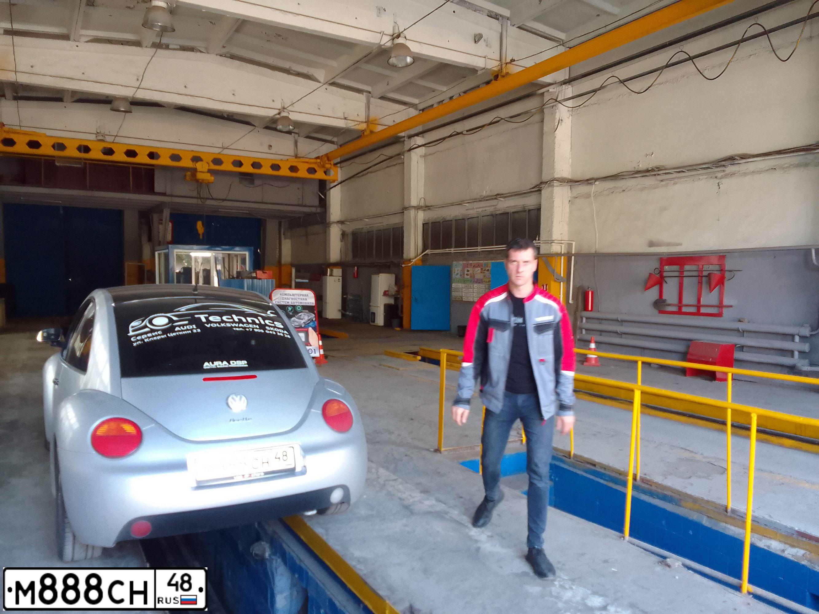 Фото автомобиля VOLKSWAGEN BEETLE, 1999 — госномер М888СН48. Цвет: Серебристый