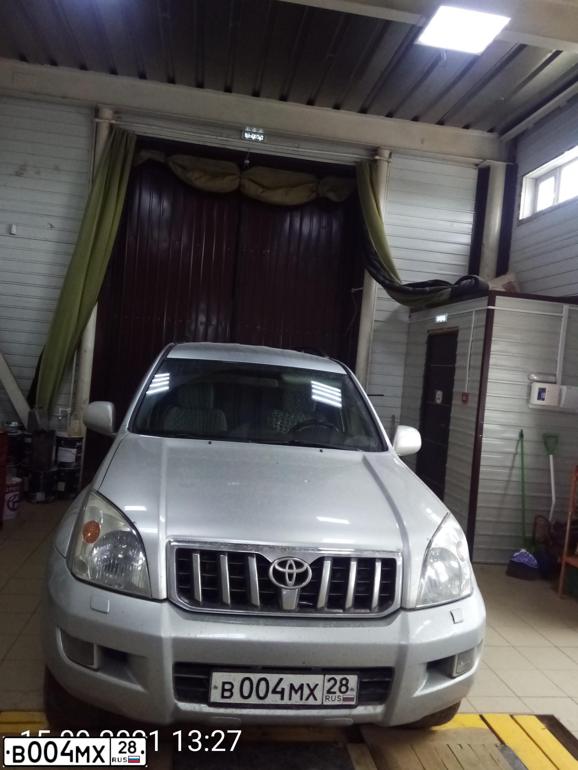 Фото автомобиля TOYOTA LANDCRUISER, 2000 — госномер В004МХ28. Цвет: СВЕТЛО-СЕРЫЙ