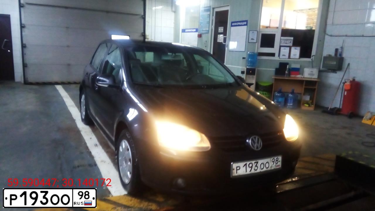 Фото автомобиля VOLKSWAGEN GOLF, 2004 — госномер А197МА60