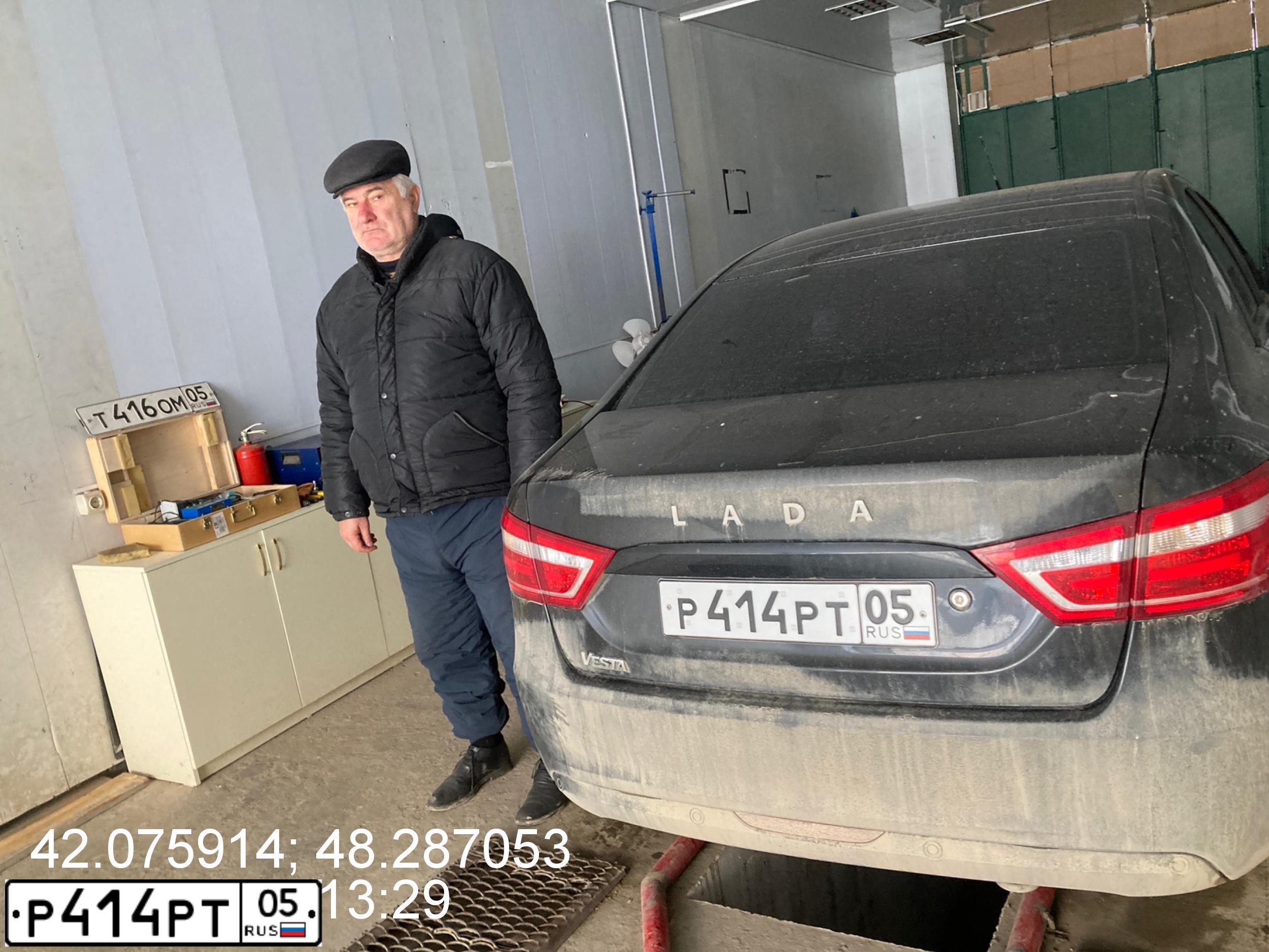 Фото автомобиля LADA VESTA, 2016 — госномер Р414РТ05. Цвет: ЧЕРНЫЙ