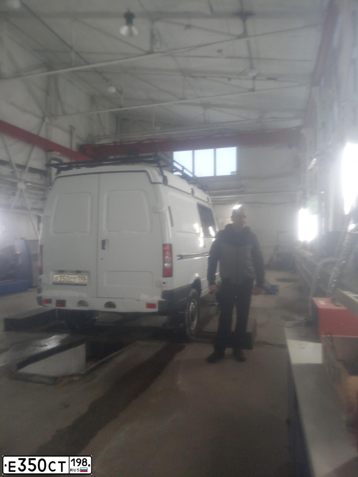 Фото автомобиля GAZ 2752 SOBOL, 2020 — госномер Е350СТ198. Цвет: Белый