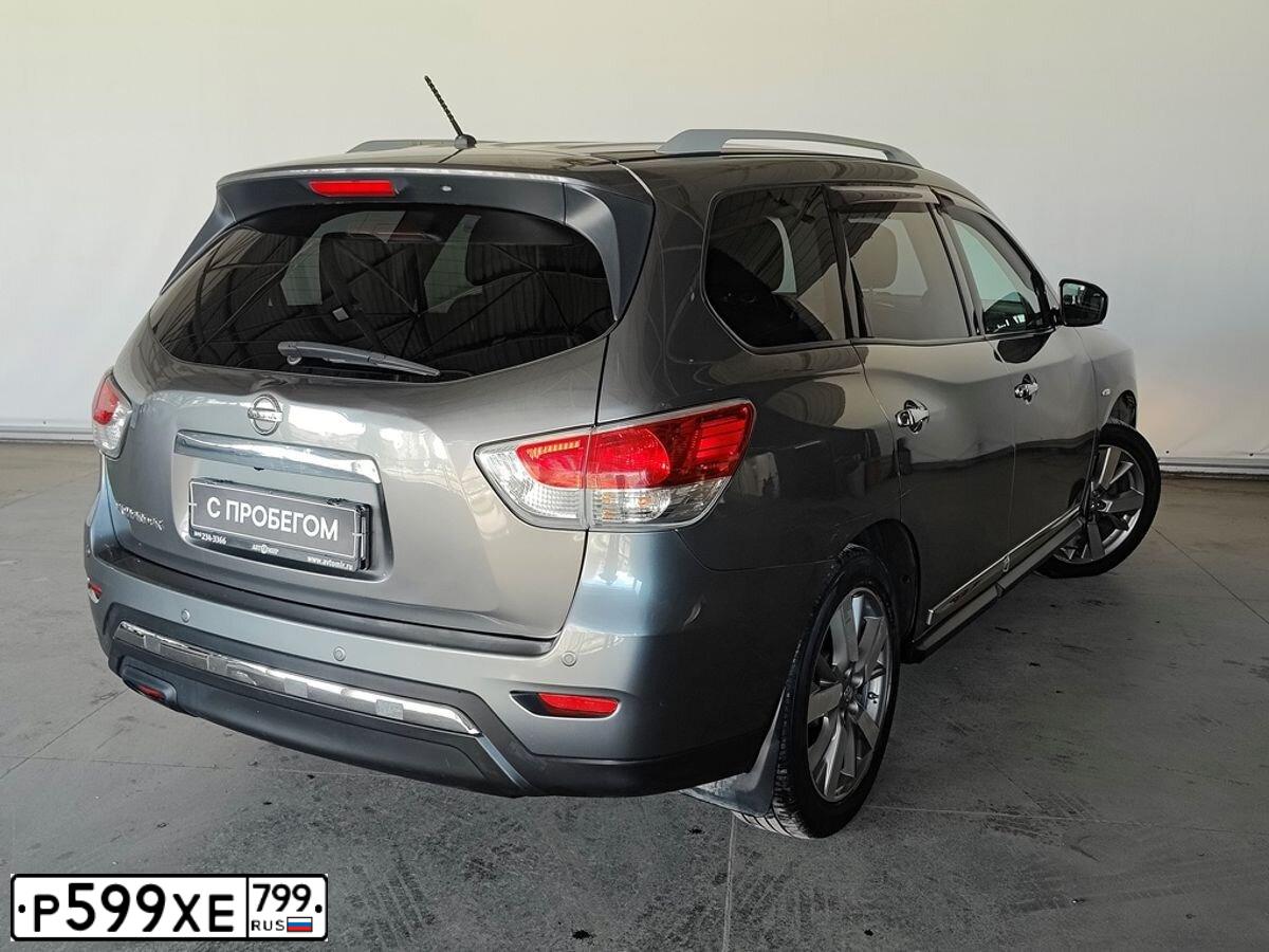 Фото автомобиля NISSAN PATHFINDER, 2015 — госномер Р599ХЕ799. Цвет: СЕРЫЙ
